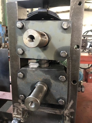Disesuaikan 5-10mm Baja Bar Straightening dan Mesin Pemotong dengan Fitur Berputar