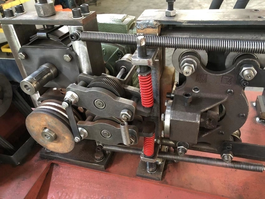 Disesuaikan 5-10mm Baja Bar Straightening dan Mesin Pemotong dengan Fitur Berputar